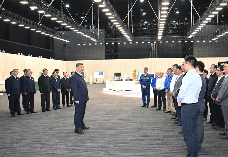 10月17日至18日，中共中央總書記、國家主席、中央軍委主席習近平在安徽考察。這是17日下午，習近平在合肥濱湖科學城考察時，同現場科研人員和企業負責人親切交流。